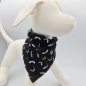 Preview: Halloween Halstuch für den Hund in schwarz mit orange / weißen Fledermäusen